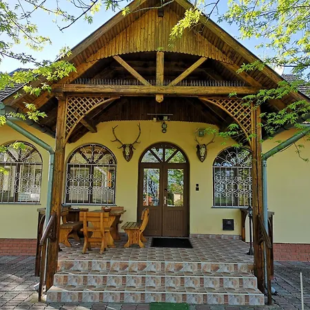 Tobias Tanya Vendeghaz アパート